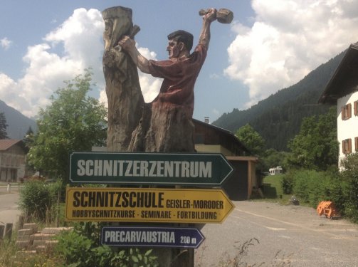 Bord houtsnijwerk school Elbigenalp